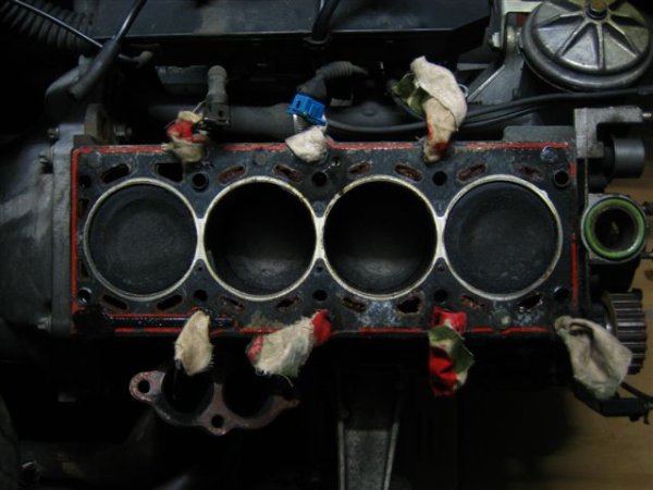 alte Kopfdichtung. Hier sind auch die extremen Ablagerungen auf den Kolben zu sehen, die vermutlich aufgrund der Motorüberhitzung entstanden sind.