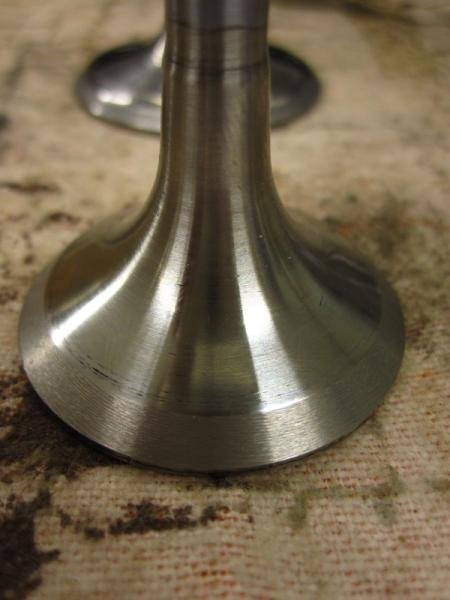 Ventile neu geschliffen, hier Auslassventil