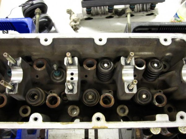 neue Ventilschaftdichtungen sind drin, Federn und Ventilteller werden gerade wieder eingebaut....