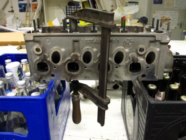 .... dazu bewährt sich der "Bierkastentrick" und eine selbst gebautes Werkzeug. =)