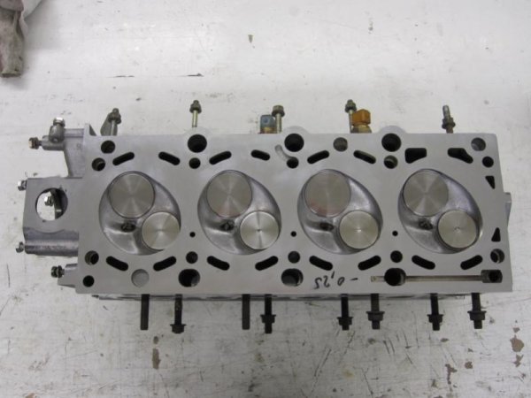 Kopf nach der Überholung. Wurde 2,5 1/10 abgenommen, neue Ventilführungen auslassseitig und Ventilsitze neu gefräst, Ventile neu geschliffen und poliert, und natürlich mit neuen Ventilschaftdichtungen.