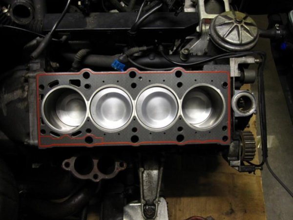 So, Kopfdichtung dort, wo sie hingehört. Achtung, auf richtige Lage achten (Aufschrift "Top" und "Front") !!