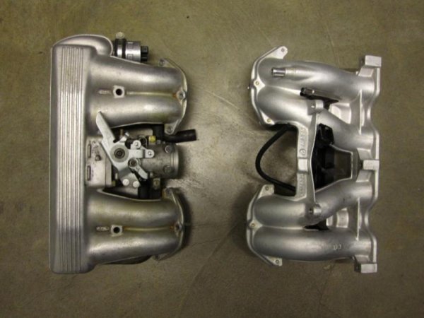 Ansaugbrücke vor dem Zusammenbau. Der untere Teil bereits ist mit einem tollen Reiniger gereinigt, der obere Teil noch nicht. Wollte den Effekt mal ausprobieren.