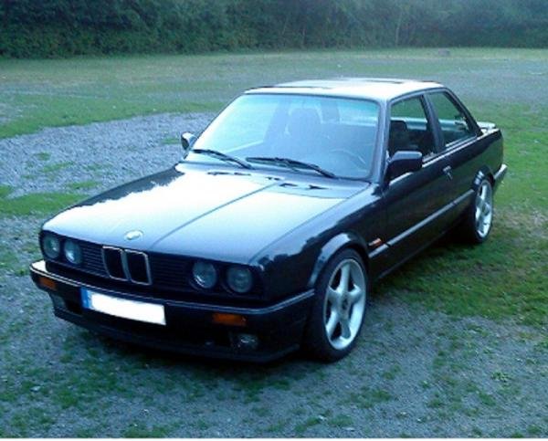 Außenansicht mit Sommerreifen