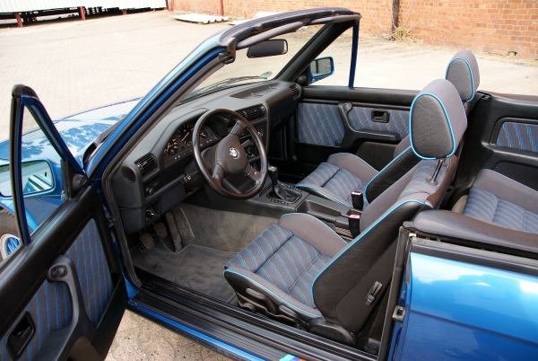 Einer der wenigen Textmarker, hier in neonblau