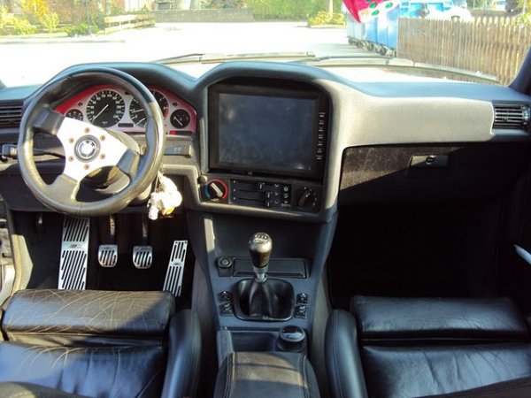 neues Armaturenbrett mit Zusatzhöcker, Mittelkonsole hinterer Teil mit ä Spacenavigator, alles beflockt