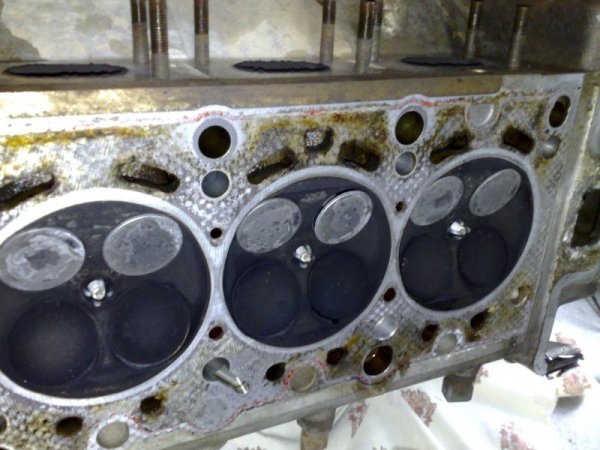 Auslaßventile sind leider etwas verbogen. Ist ja wohl auch kein Wunder oder?