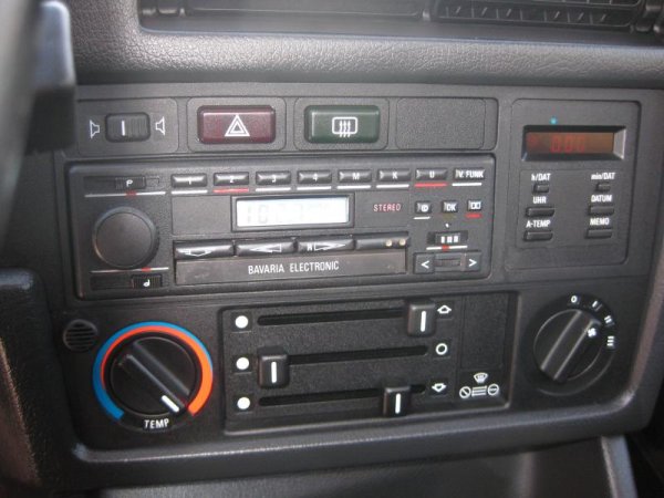 Radio/Kasette nachgerüstet<br>"kleiner" BC nachgerüstet, original Uhr war defekt.