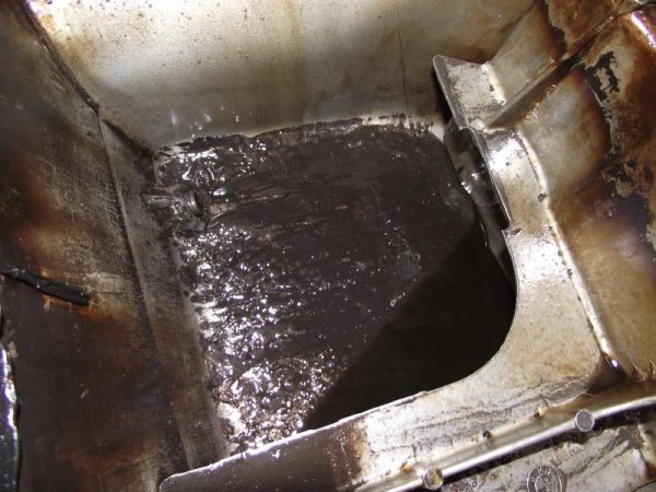 Soviel schlamm blieb noch in der ölwanne