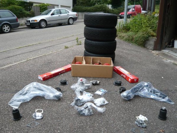 Der Fahrwerksrundumschlag der iwann um 2006 war. Sandtler Kit, M3Domlager, M3 Querlenker mit voll verpressten Lagern, noch diverse Kleinteile und MK mit neuen Pneus. So sehen 1500 euro aus die auf der Strasse liegen :)