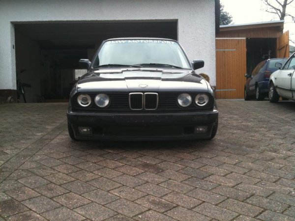 tief, breit, schwarz