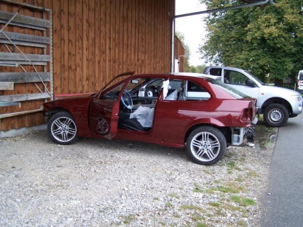 316i compact E36, August 1997, gekauft Januar 2005 aus zweiter Hand mit 72 000 km, aktuell 122 000 km<br>Teilrestaurierung Winter 2011
