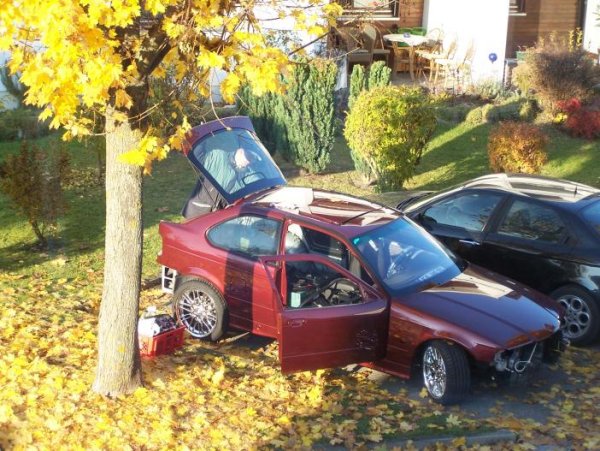 316i compact E36, August 1997, gekauft Januar 2005 aus zweiter Hand mit 72 000 km, aktuell 122 000 km<br>Teilrestaurierung Winter 2011