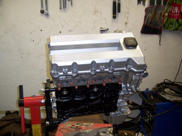 Ventildeckel und –leinfülldeckel montiert