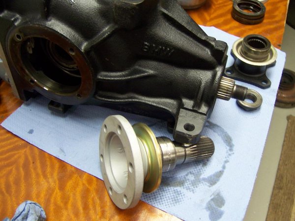 Staubdeckel der Diff Anttriebflansche erneuert