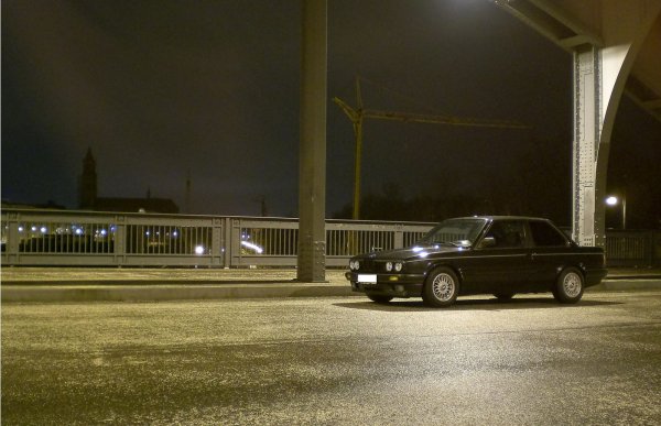 E30 in Magdeburg auf der Sternbrücke bei Nacht