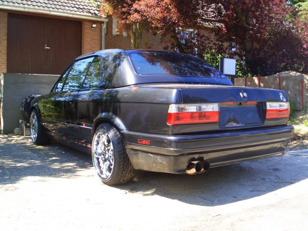 Fahrzeug ist momentan im wiederaufbau wie man auf dem bild sieht