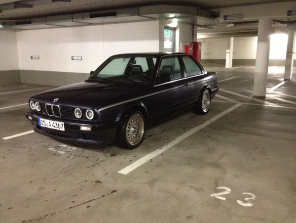 Royalblau Metallic mit Rennstreifen, dezent und hübsch ;)