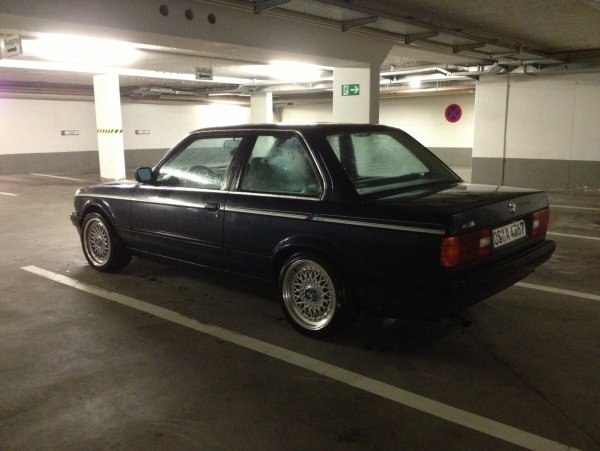 Royalblau Metallic mit Rennstreifen, dezent und hübsch ;)