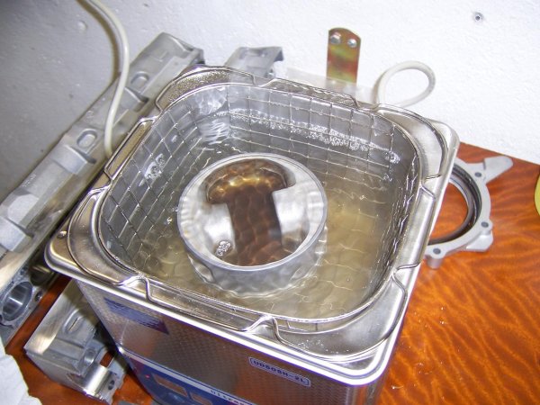 Kolben im Ultraschallreiniger