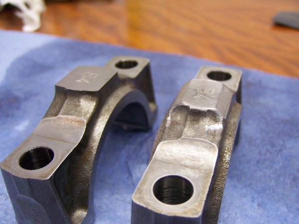 Untere Pleuelaugenhälften mit angepasstem Gewicht