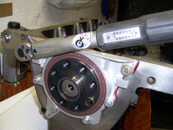 Kurbelwellensimmerring getriebeseitig mit Deckel moniert und auf Drehmonemt