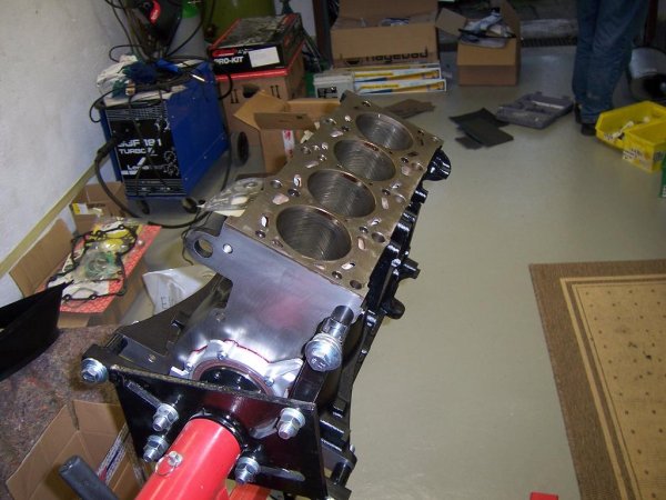 Zur weiteren Montage auf Motorständer montiert