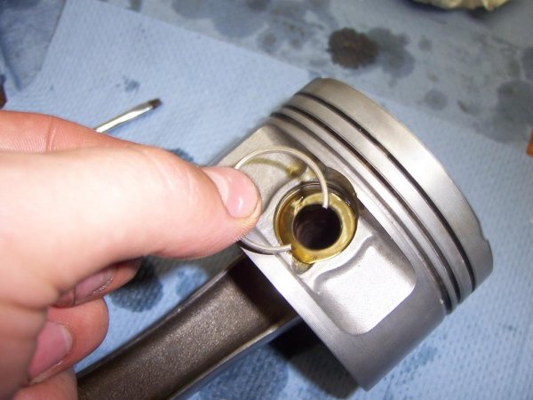 Kolbenbolzen montieren und mit Sprengringen sichern