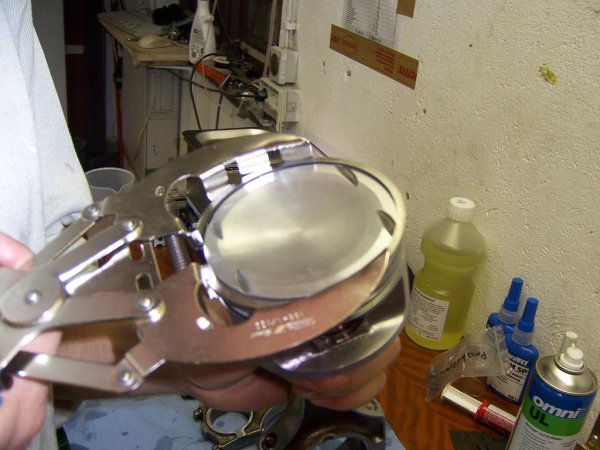 Kolbenringe beim montieren mit Zange