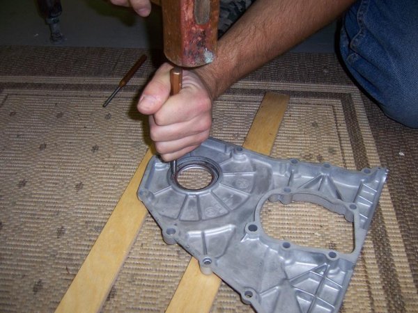 Kurbelwellensimmerring am Kettenkasten erneurt