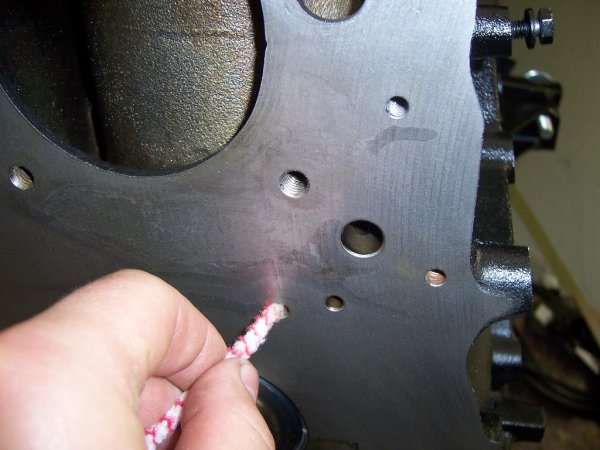 Gewindebohrungen mit Pfeifenputzer reinigen