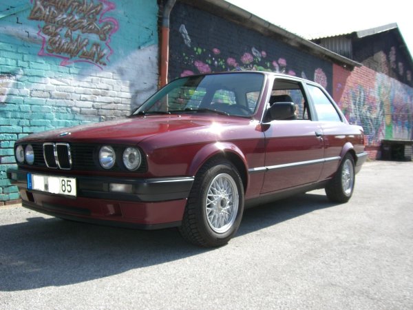 Weinroter 316i vor Graffitiwand