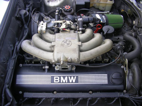 320i Motorraum mit Sportluftfilter