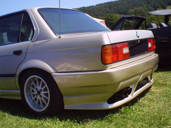 Seite hinten links mit MIM 1900 Felgen ET13