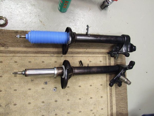 Dämpfer vorne eingebaut