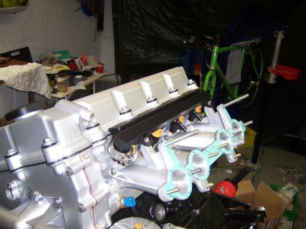 Einspritzleiste montiert