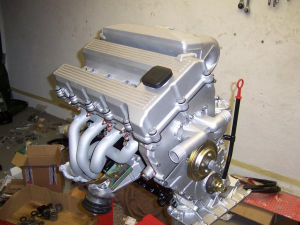 Hitzeblech und Riemenscheibe montiert