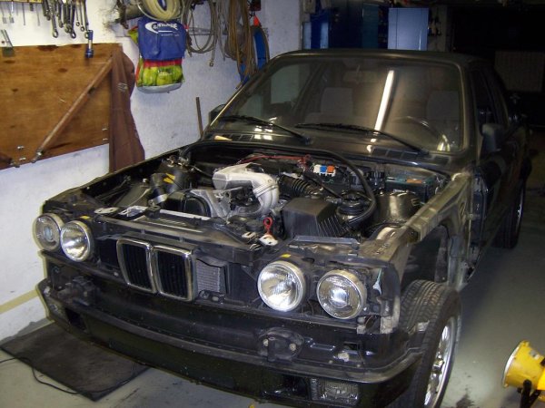 Motorhaube und Kotflügel demontiert