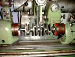 002Mechanische Bearbeitung:<br><br>Kurbelwellen schleifen/richten/härten/polieren<br><br>1 Zylinderkurbelwellen pressen/Lagerzapfen erneuern<br><br>Pleuel richten/winkeln/buchsen/Grundbohrung erneuern<br><br>VAG Kurbelwellenzapfen instandsetzen<