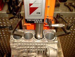 zylinder002Mechanische Bearbeitung:<br><br>Motorblöcke bis 1300mm planschleifen/planfräßen<br><br>Zylinder + Blöcke bohren/honen<br><br>Zylinderbuchsen erneuern