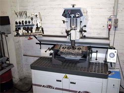 006Rissprüfung:<br><br>Durch ein Spezielles Abdrückverfahren in Betriebswarmen Zustand sind wir in der Lage auch kleinste Risse in Zylinderköpfen festzustellen.