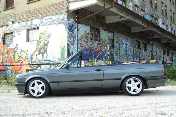 320i Cabrio vor Ruinen