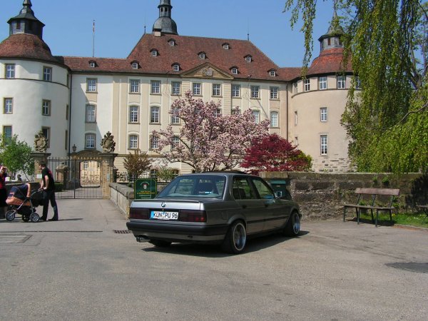 Vorm Schloss hinten