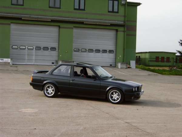 E30 vor altem Flughafengebäude