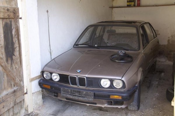 BMW 318i.