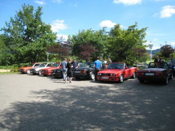 sieht echt geil aus, wenn bei einem hotelparkplatz 20 von ca. 25 autos E30 sind hihi :D