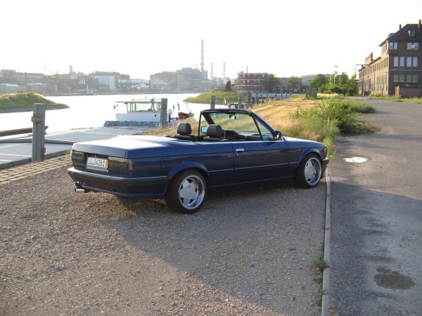 Cabrio am Rhein