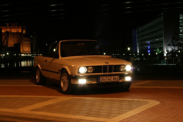 E30 vor dem Duisburger Innenhafen