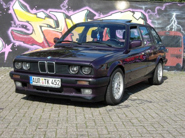 Touring vor Graffittywand