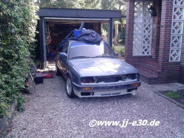 Vor der Garage, nach dem Bremsenwechsel an der HA.